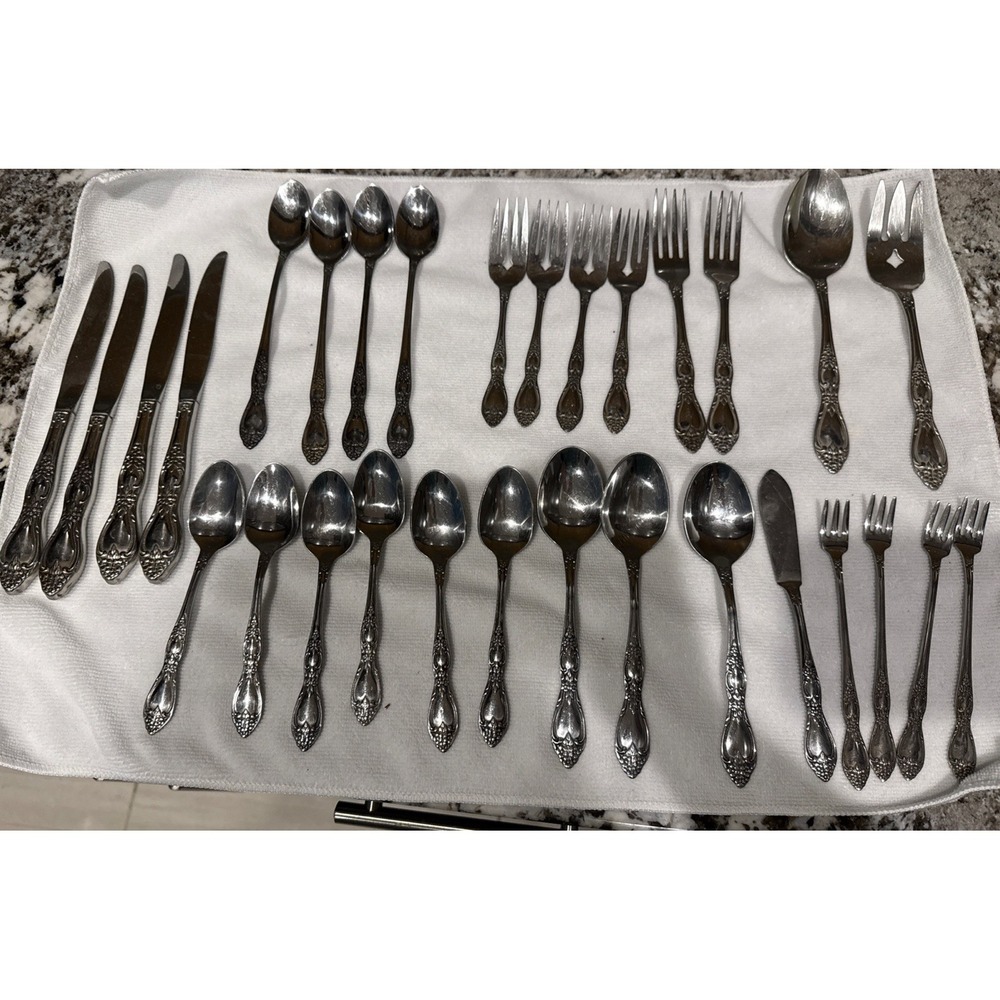 Wm A Rogers ~ ONEIDA LTD ~ Deluxe Stainless Flatware Lot of 30 pieces